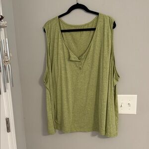 3 Women's Sleeveless Top tag says 8xl but fits like 4x